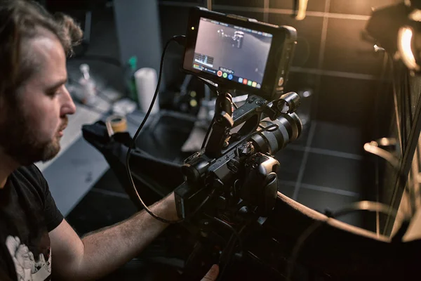 Detrás de las escenas de películas o productos de vídeo y el equipo de filmación del equipo de filmación en el set en el pabellón del estudio de cine . — Foto de Stock
