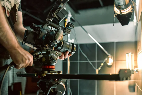 Detrás de las escenas de películas o productos de vídeo y el equipo de filmación del equipo de filmación en el set en el pabellón del estudio de cine . — Foto de Stock