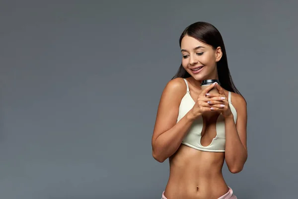 Schöne Italienerin mit Kaffee in Dessous, auf grauem Hintergrund mit Kopierraum. Werbebanner, guter und kräftiger Morgen. Konzeptgirl und Kaffee - gute Laune am Morgen. — Stockfoto