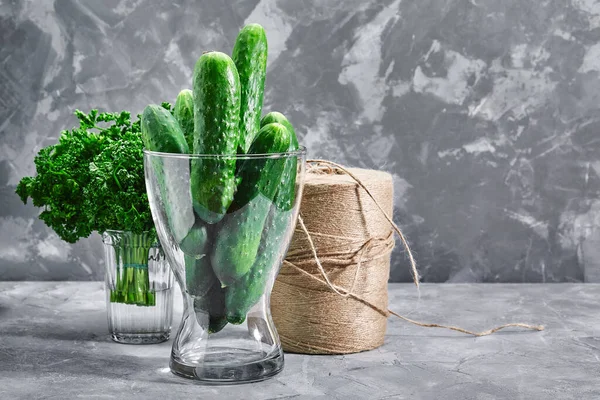 Μακρο φωτογραφία ενός αγγουριού λαχανικών σε γυάλινο βάζο. Υφή φόντο ώριμα ζουμερά ζουμερά αγγούρια λαχανικών. Εικόνα του φυτικού πράσινου προϊόντος αγγουριού — Φωτογραφία Αρχείου