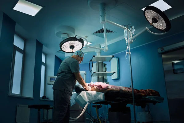 Anesteziolog připraví pacienta na operaci. Tým chirurgů pracujících na operačním sále. — Stock fotografie