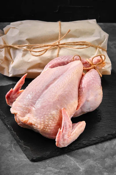 Carne cruda de pollo en canal lista para cocinar. Envases ecológicos. Productos orgánicos, diseño para una dieta saludable y publicidad de cocina de restaurantes orgánicos —  Fotos de Stock