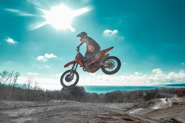 Concepto de Motocross, un motociclista va fuera de la carretera haciendo esquí extremo. En busca de la adrinalina, concepto deportivo. Deporte peligroso . —  Fotos de Stock