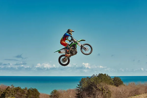 Concepto de Motocross, un motociclista va fuera de la carretera haciendo esquí extremo. En busca de la adrinalina, concepto deportivo. Deporte peligroso . — Foto de Stock