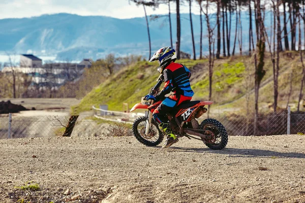 Motorista de motocross em ação, pronto para ir e olhar para cima para a trilha — Fotografia de Stock
