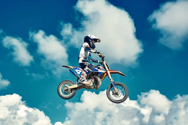 Motocross concept, een motorrijder gaat off-road waardoor extreme skiën. In het nastreven van adrinaline, sport concept. Gevaarlijke sport. — Stockfoto