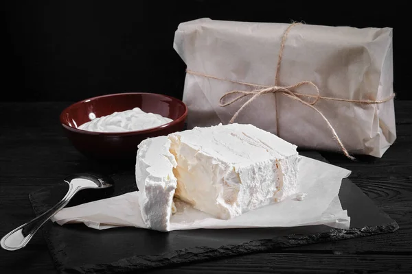 Leite de produtos lácteos variados, iogurte, queijo cottage, nata azeda. Vida morta rústica. Produtos lácteos de vaca de agricultores. — Fotografia de Stock