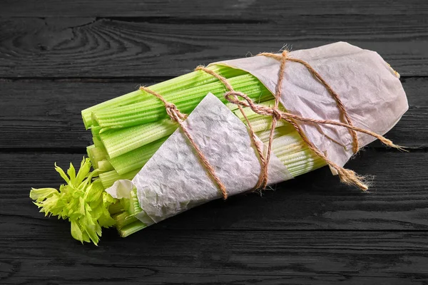 Świeże organiczne jedzenie w papierowej torbie, świeże warzywa. Sałatka, ogórek, seler, cebula, awokado i pietruszka na drewnianym tle z przestrzenią do kopiowania. — Zdjęcie stockowe