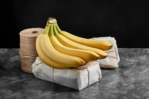 Бананы изолированы на сером цементном фоне — стоковое фото