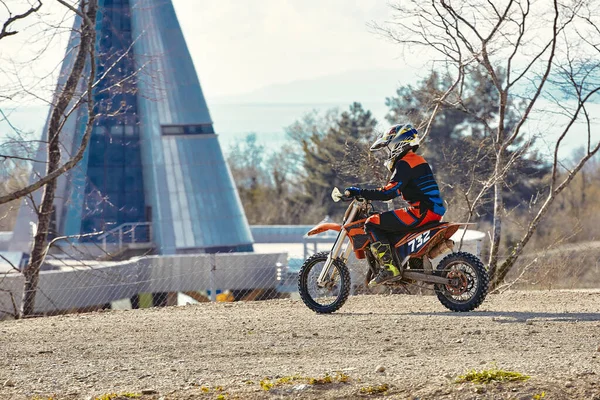 Närbild av cyklist sitter på motorcykel i startpunkten innan loppet börjar — Stockfoto