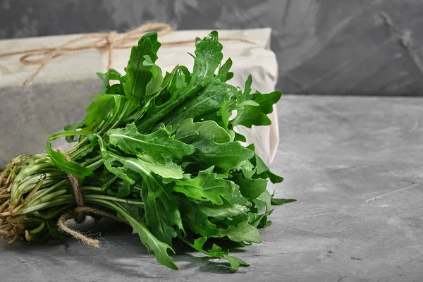 Folhas de arugula frescas no fundo de concreto. Salada saudável e fresca. Conceito de alimento orgânico e natural. Fundo claro. Depósito plano . — Fotografia de Stock