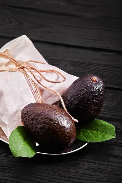 Reife Haas-Avocadofrucht. Alligatorbirne. Avocado mit schwarzer Schale. Lebensmittel für die richtige Ernährung. Produkte für eine Diät. — Stockfoto