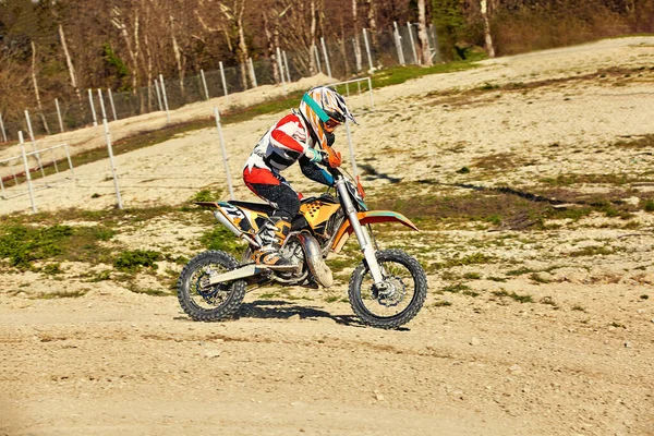 Motocross koncepcja, rowerzysta idzie off-road podejmowania ekstremalnych nart. W pogoni za adrinaliną, koncepcja sportu. Niebezpieczny sport. — Zdjęcie stockowe