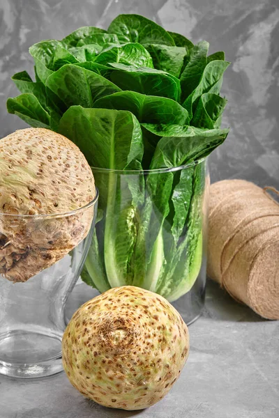 Celer řapíkatý kořen s listy, zelenina z místního trhu, farmářské čerstvé produkty, prázdný prostor — Stock fotografie