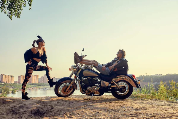 Sexiga par cyklister på vintage anpassad motorcykel, flicka i en kanin mask — Stockfoto