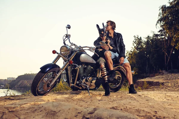 Sexiga par cyklister på vintage anpassad motorcykel, flicka i en kanin mask — Stockfoto