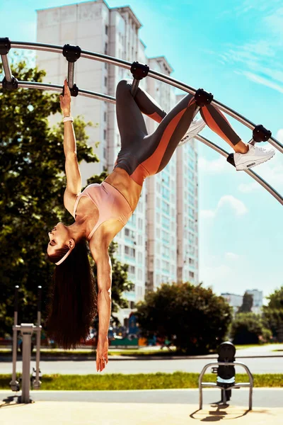 Entrenamiento de mujer deportiva fuerte y sexy al aire libre, en el suelo — Foto de Stock