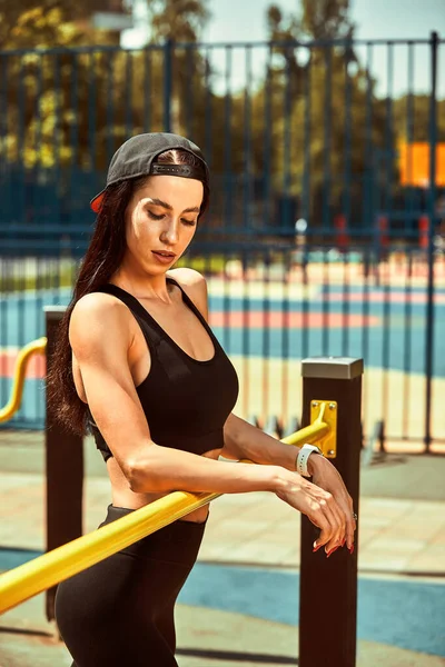 Silná a sexy sportovní žena trénuje venku, na zemi — Stock fotografie