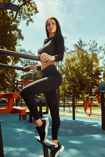 Stark och sexig sportig kvinna träning utomhus, på marken — Stockfoto