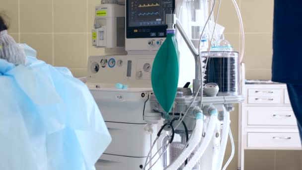 Close-up of a ventilator during an operation, 4k shot. The movement is remembered by artificial lung ventilation, amid a ward with a patient and doctors. Pneumonia and tuberculosis, Covid 19 — Stock Video