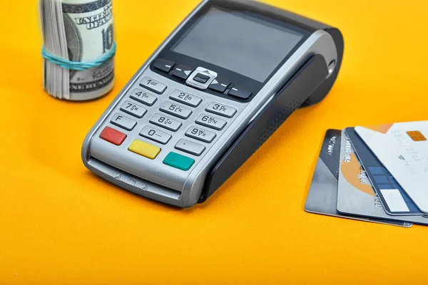 Scelta tra banconote da cento dollari e carte di credito su sfondo giallo. Concetto di contante contro bonifico bancario. — Foto Stock