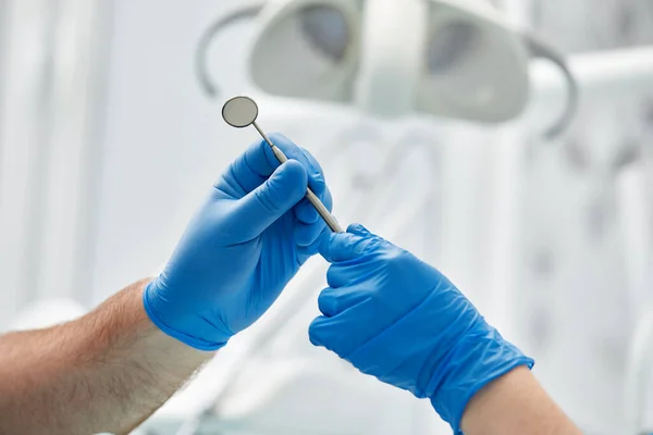 Close-up das mãos de um dentista e enfermeiro cirurgião sobre uma sala de cirurgia durante uma operação de implante dentário — Fotografia de Stock