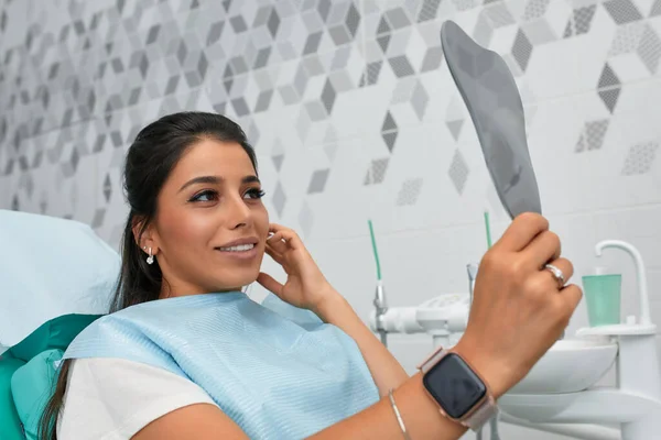 Übersicht zur Kariesprophylaxe. Frau am Zahnarztstuhl während eines zahnärztlichen Eingriffs. Schöne Frau lächeln aus nächster Nähe. Gesundes Lächeln. Schönes weibliches Lächeln — Stockfoto