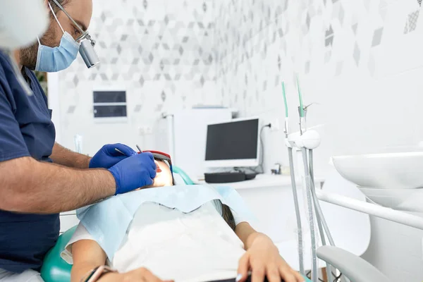 Ludzie, medycyna, stomatologia i opieka zdrowotna - szczęśliwy męski dentysta z pacjentką w gabinecie stomatologicznym — Zdjęcie stockowe