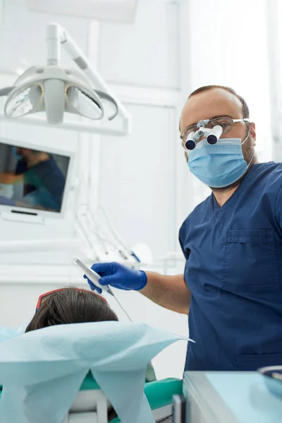 Lidé, medicína, stomatologie a koncept zdravotní péče - šťastný mužský zubař s pacientkou na zubní klinice — Stock fotografie