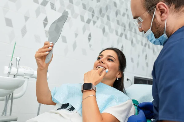 Persone, medicina, stomatologia e concetto di assistenza sanitaria - felice dentista maschile con paziente donna presso lo studio dentistico — Foto Stock