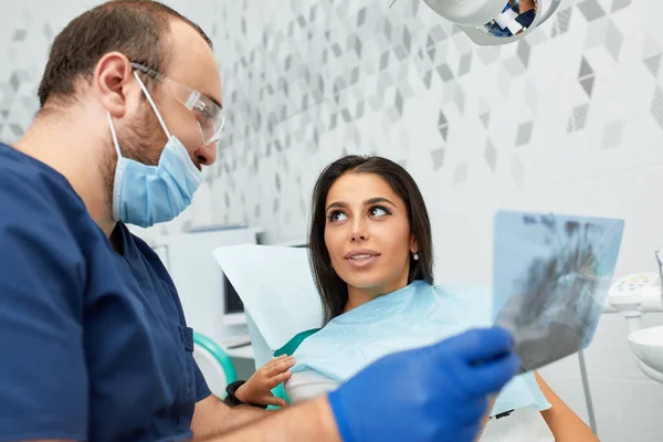 Orang, obat-obatan, penyakit perut dan konsep perawatan kesehatan dokter gigi pria yang bahagia menunjukkan rencana kerja kepada pasien wanita di kantor klinik gigi — Stok Foto