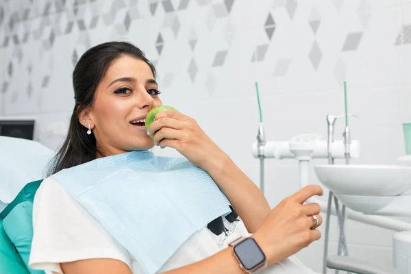 Panoramica della prevenzione della carie dentale.Donna alla cattedra di dentista durante una procedura dentale. Bella donna sorridere da vicino. Sorriso sano. Bellissimo sorriso femminile — Foto Stock