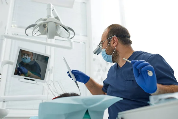 Ludzie, medycyna, stomatologia i opieka zdrowotna - szczęśliwy męski dentysta z pacjentką w gabinecie stomatologicznym — Zdjęcie stockowe