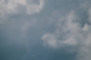 Karanlık bulutlu gökyüzü. Gökyüzü yağmurdan sonra.