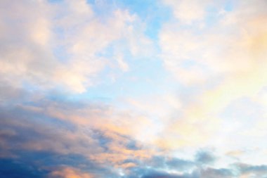 Güzel gökyüzü. günbatımı gökyüzü ve bulutlar.