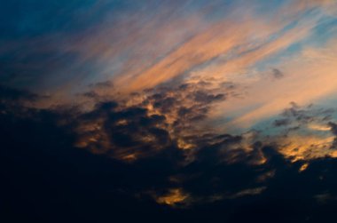 Sonbahar günbatımı gökyüzü. Renkli günbatımı. Doğa resmi arka planı için.