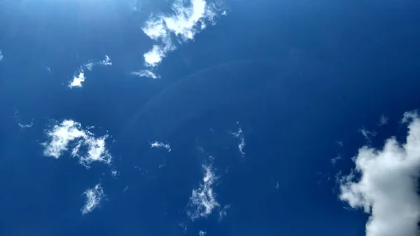 Blauwe Lucht Met Witte Wolken Vreedzame Lucht Achtergrond Ruimte Voor — Stockfoto