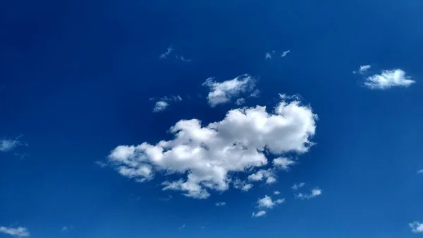 Blue Sky White Clouds Peaceful Sky Background Space Text — Stock Photo, Image