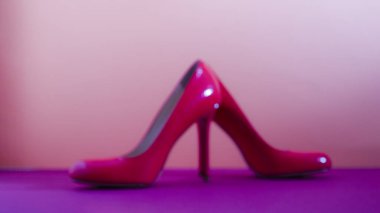 Yumuşak odak bulanık resim. Arka plan bulanık. Zarif klasik ayakkabılar, yakın plan. Parlak pembe topuklu ayakkabılar..