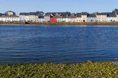 Binalar Corrib Irmağı, Galway, İrlanda '