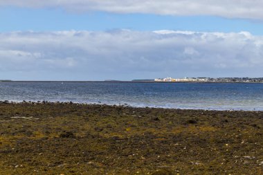 Ballyloughane Beach Galway city arka planda, Galway, İrlanda ile