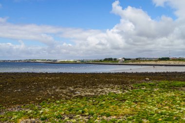 Ballyloughane Beach evlerin arka plan ve bulut yansıması, Galway, İrlanda