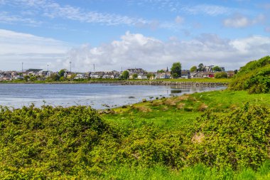 Arka plan ve bulut yansıma, Galway, İrlanda evlerde ile Lough Atalia defne