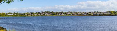 Lough Atalia bay evlerin arka planda, Galway, İrlanda