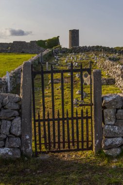 Roscam yuvarlak kule ve Mezarlığı, Galway, İrlanda