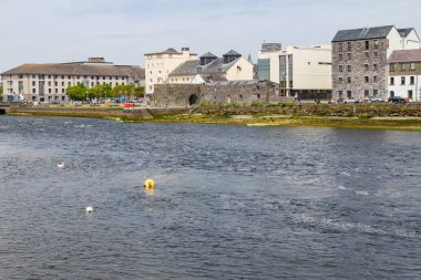 Binalar Corrib Irmağı, Galway, İrlanda '