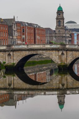 St Paulo kilise yansıma Leffey nehir, Dublin, İrlanda
