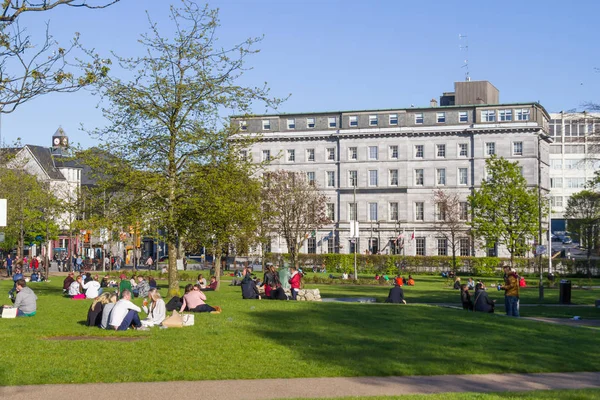 İnsanlar konuşmak ve Eyre Square Park, Galway, İrlanda istirahat