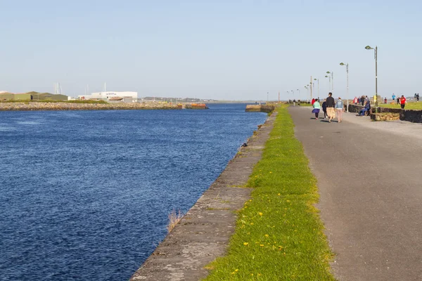 Gente Che Cammina Intorno Fiume Corrib Galway Irlanda — Foto Stock