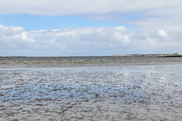 Ballyloughane Strand Mit Häusern Hintergrund Und Wolkenspiegelung Galway Irland — Stockfoto